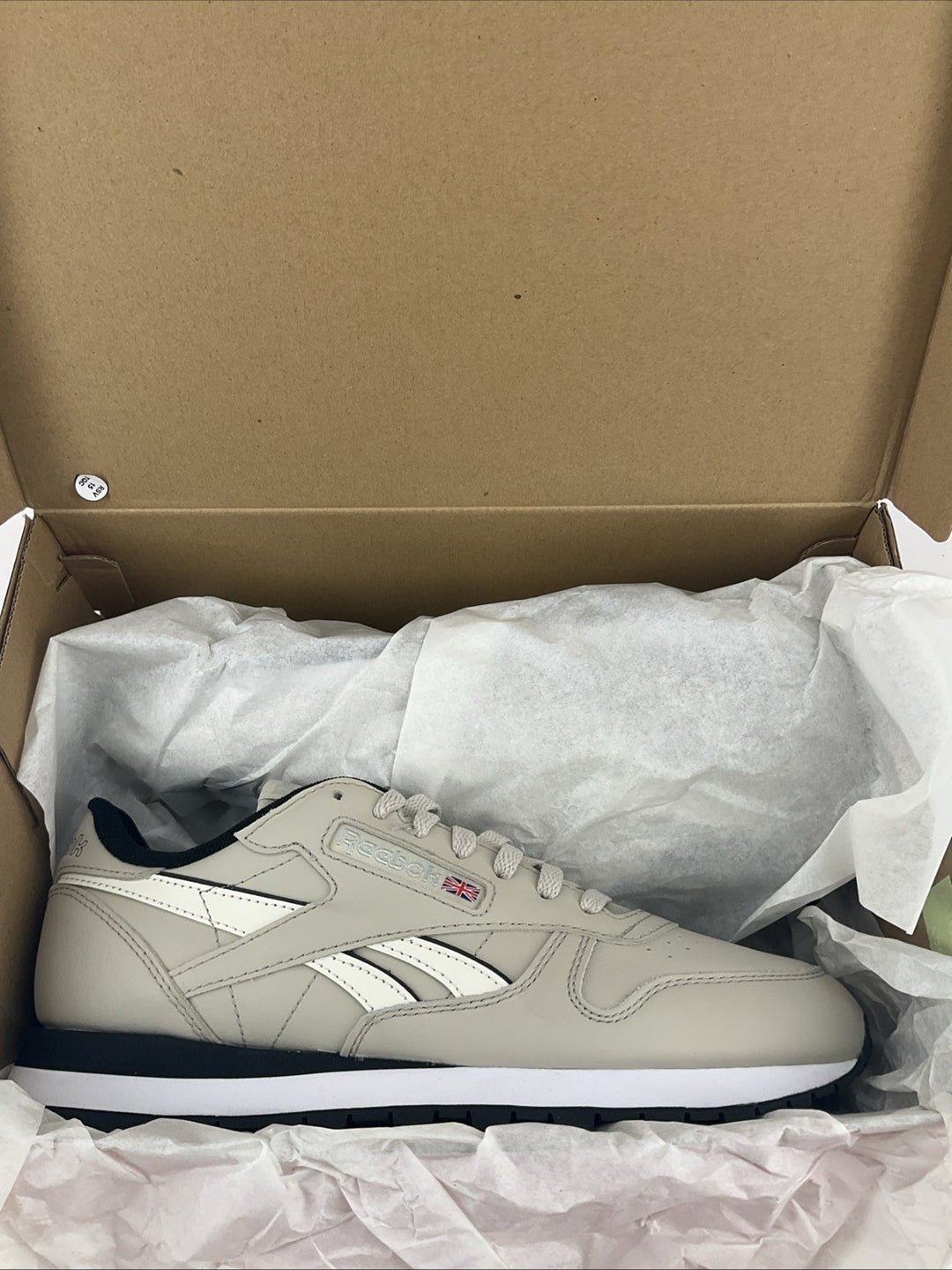 New Size 9.5 Mens Reebok Classic Leather in Beige100209487