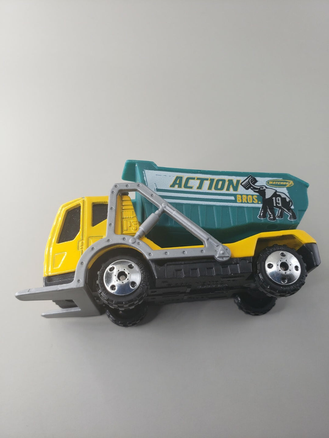 Vintage 2001 Mattel Matchbox Trash Truck Action Bros. Green Yellow