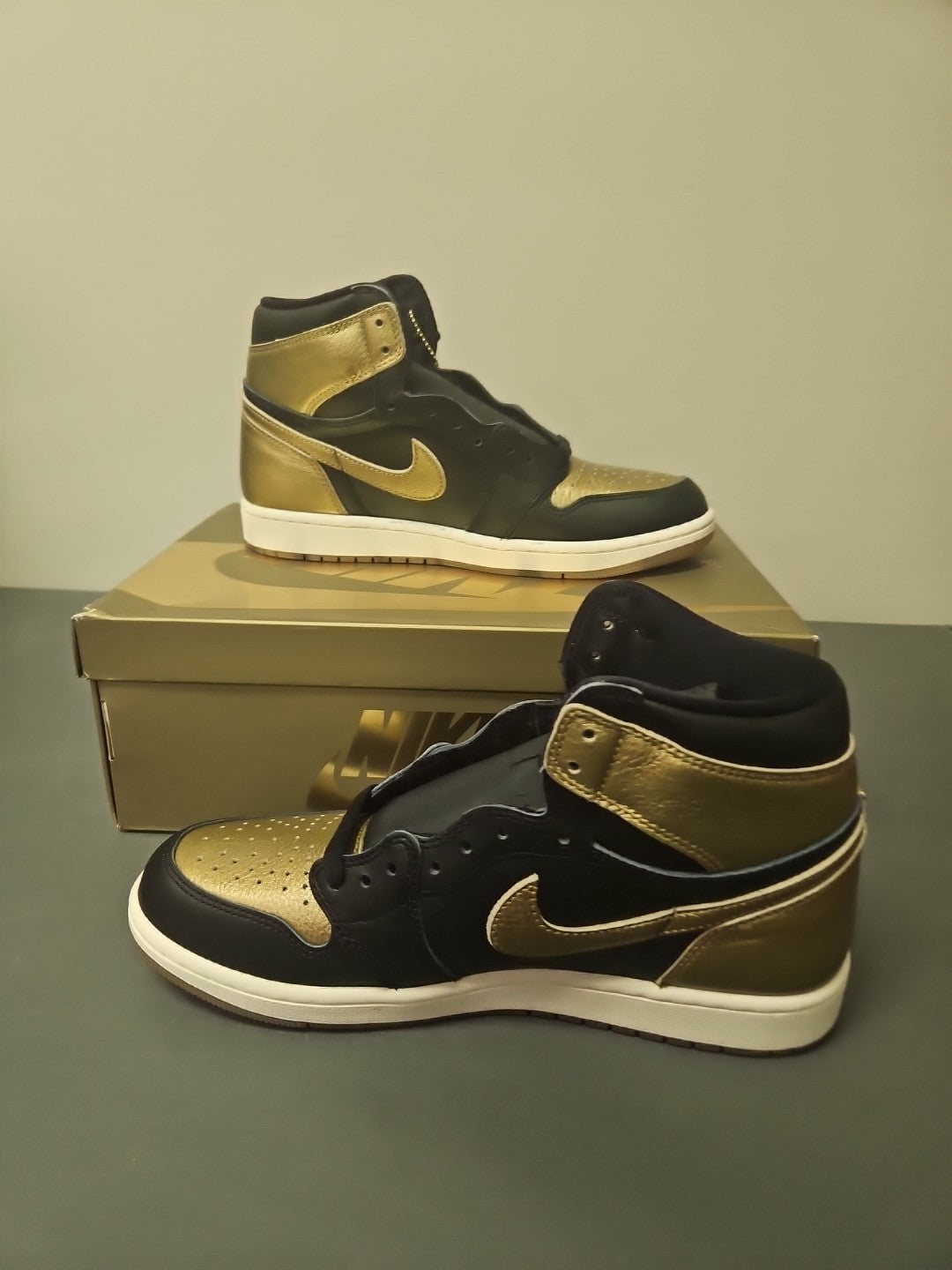 NEW Size 9.5 Men Jordan 1 Retro High OG Black/Metallic Gold-Sail (DZ5485 071)