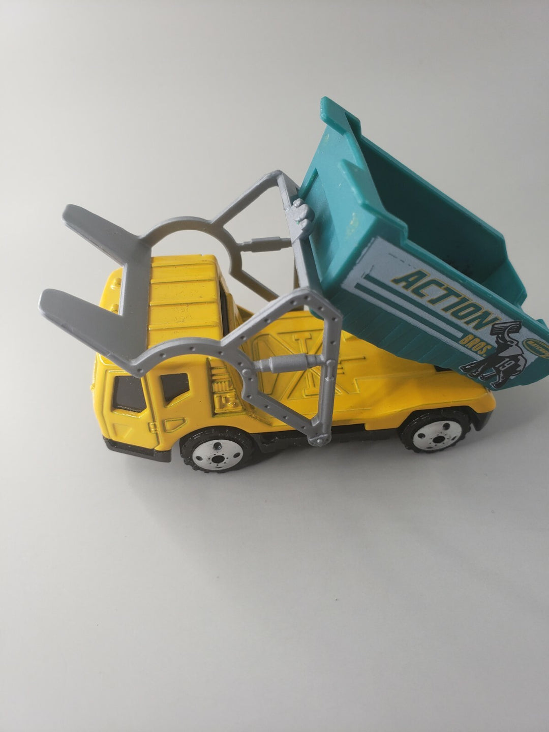 Vintage 2001 Mattel Matchbox Trash Truck Action Bros. Green Yellow
