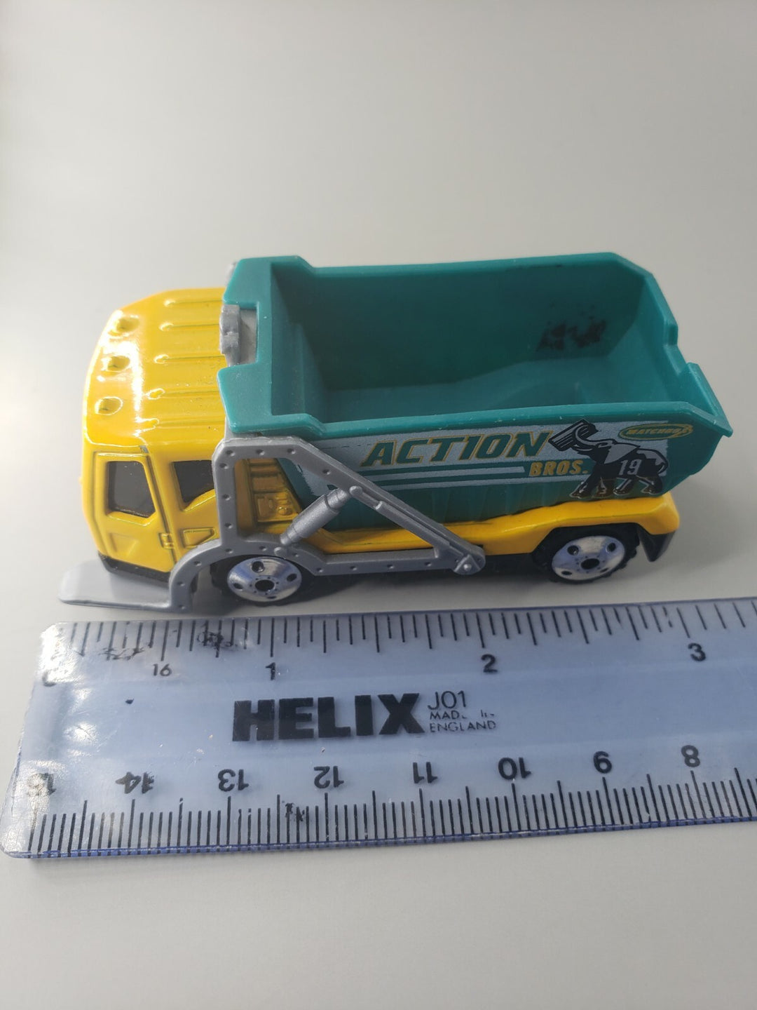 Vintage 2001 Mattel Matchbox Trash Truck Action Bros. Green Yellow