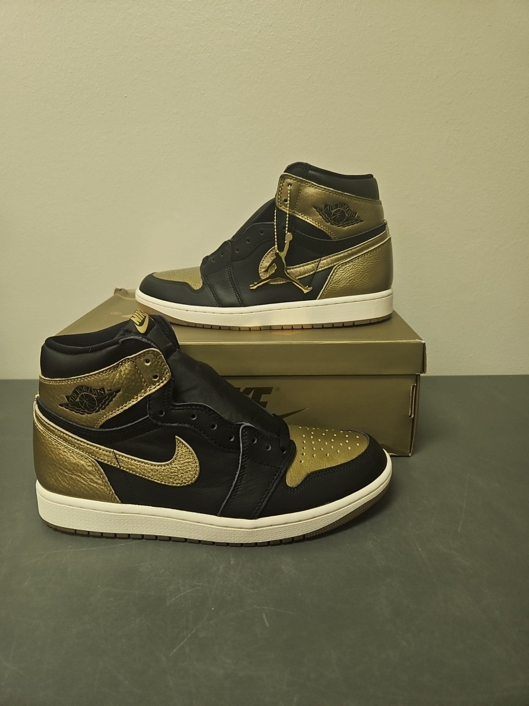 NEW Size 9.5 Men Jordan 1 Retro High OG Black/Metallic Gold-Sail (DZ5485 071)