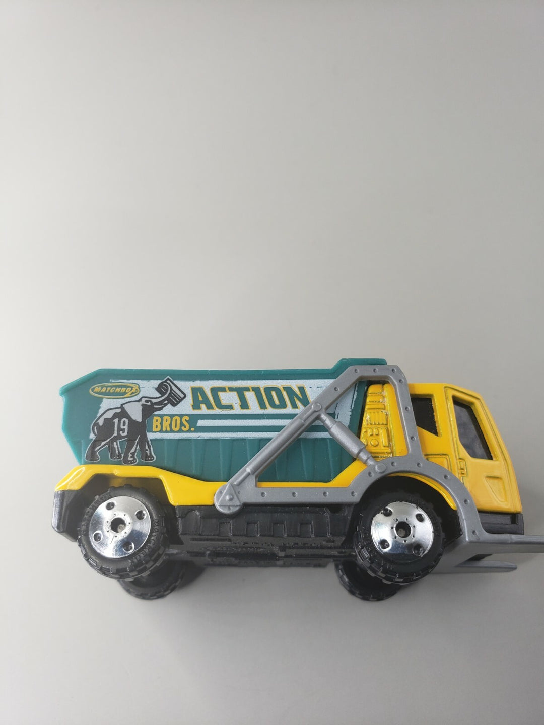 Vintage 2001 Mattel Matchbox Trash Truck Action Bros. Green Yellow