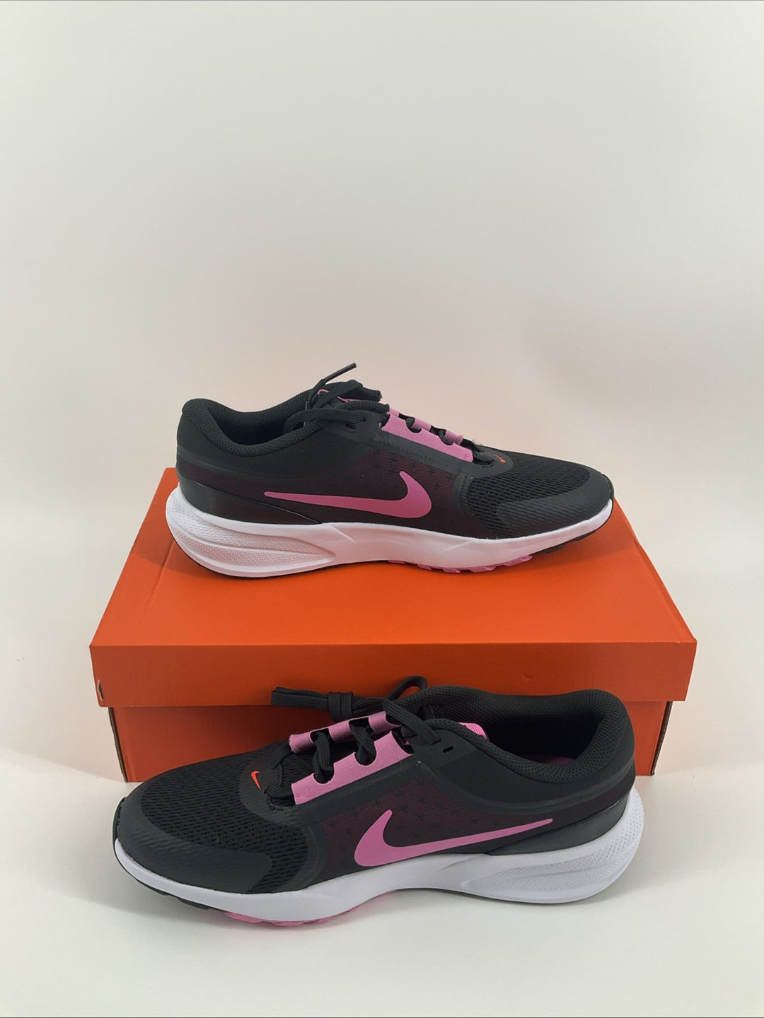 New Nike Star Runner 5 GS Size 7Y Black Pink White HF7004-005